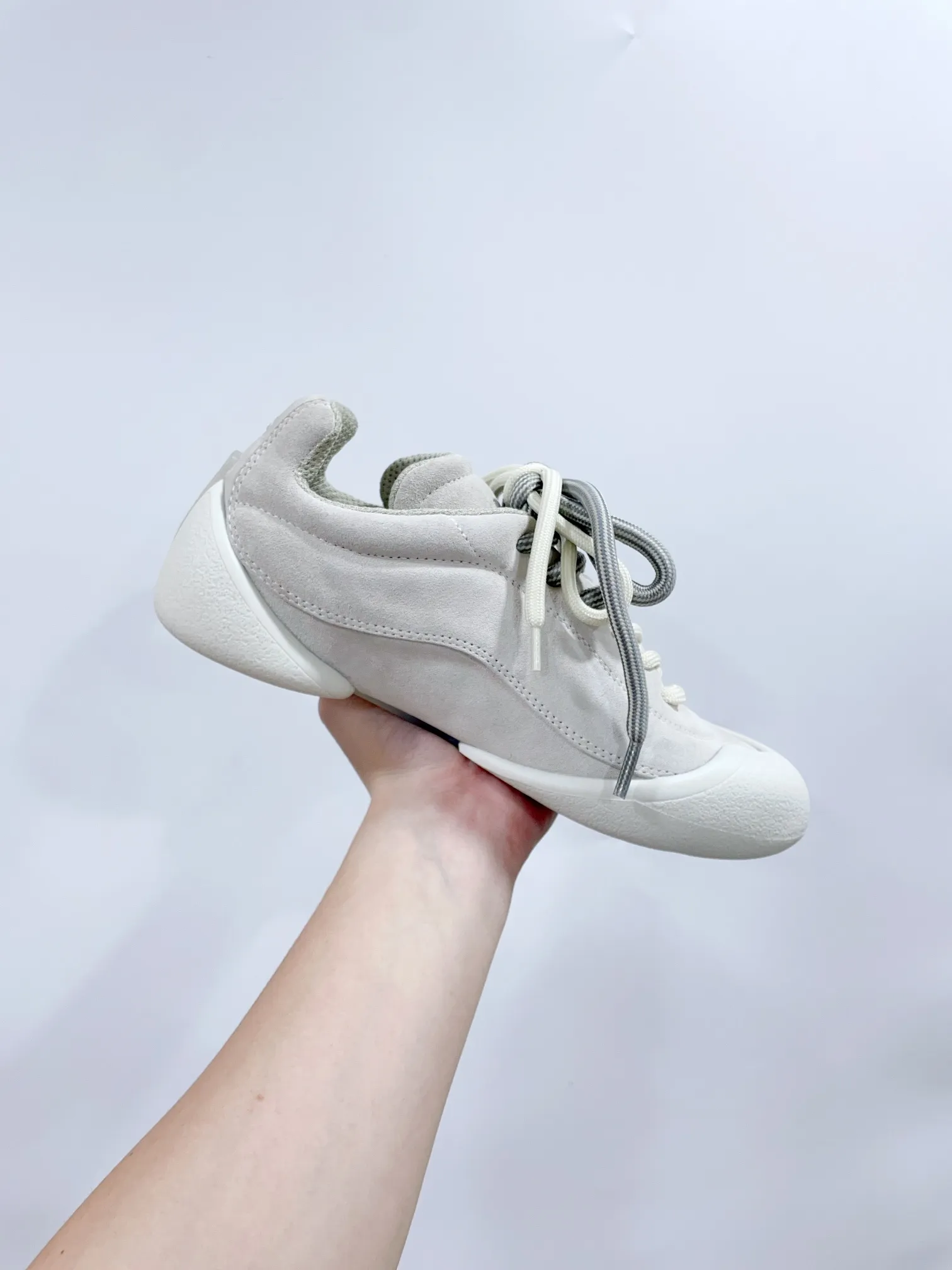 👟👟Ex-factory price 620👟👟 *✅MCQUEEN/Alexander McQueen 24/The latest Flexion series of autumn and winter retro casual sneakers. Original purchase, development and production. This Flexion Off white tone grain leather low-top sneaker uses laces of different sizes and is matched with a lightweight segmented sole inspired by anatomy. The reverse skull pattern is embossed on the heel. Fabric: Original custom imported first-layer cowhide. Lining: Custom imported breathable mesh lining. Sole: Original molded non-slip TPU material. Sole thickness: 2CM. 𝙎𝙞𝙯𝙚: 35-40 women / 39-45 men (customized for 40 women and 45 men) 𝙋𝙧𝙞𝙘𝙚(Men’s size +10) Extremely cost-effective factory price, no negotiation